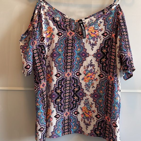 Designer lab cap sleeves beautiful print top. Perfect for summer. - Picture 4 of 8